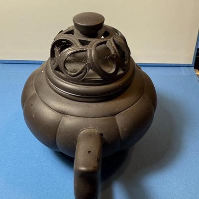 VINTAGE YIXING CLAY HAND MADE IN YIXING CHINA TEAPOT WITH LID AS PICTURED. (SOME SMALL CHIP FLECKS ON THE SCROLL IN LID).