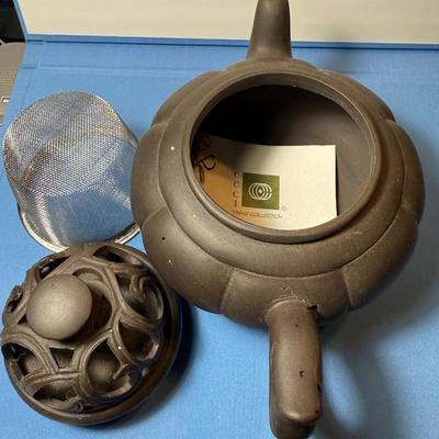 VINTAGE YIXING CLAY HAND MADE IN YIXING CHINA TEAPOT WITH LID AS PICTURED. (SOME SMALL CHIP FLECKS ON THE SCROLL IN LID).