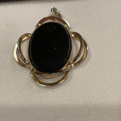 Miscellaneous rings, black bracelet & pendant