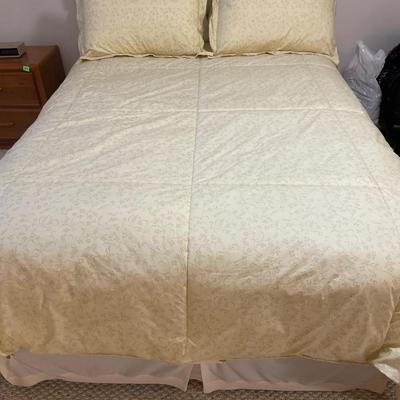 Full bed with yellow bedding