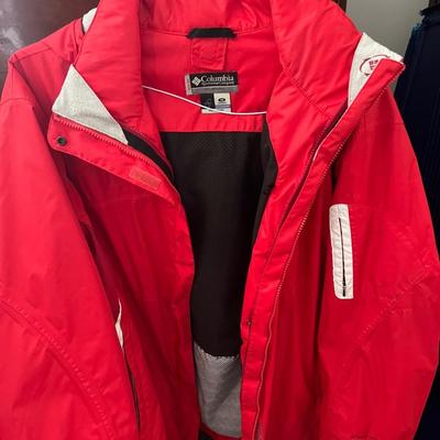 Women’s Coat Lot Size L-XXL + 2 Hats