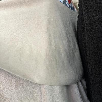 Women’s Coat Lot Size L-XXL + 2 Hats