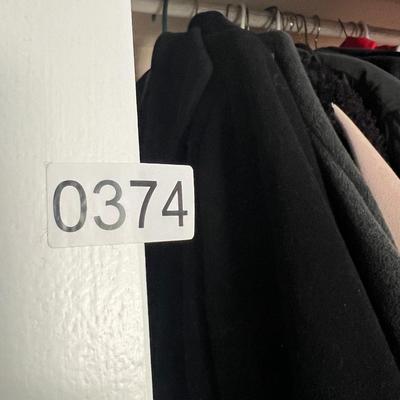 Women’s Coat Lot Size L-XXL + 2 Hats