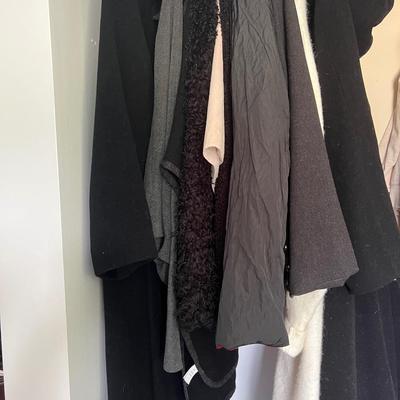 Women’s Coat Lot Size L-XXL + 2 Hats