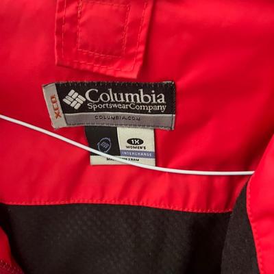 Women’s Coat Lot Size L-XXL + 2 Hats