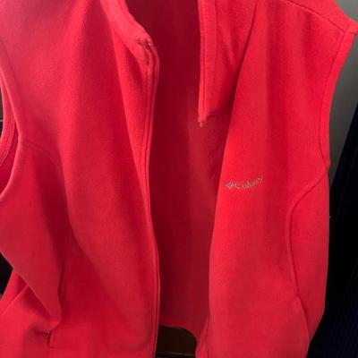 Women’s Coat Lot Size L-XXL + 2 Hats