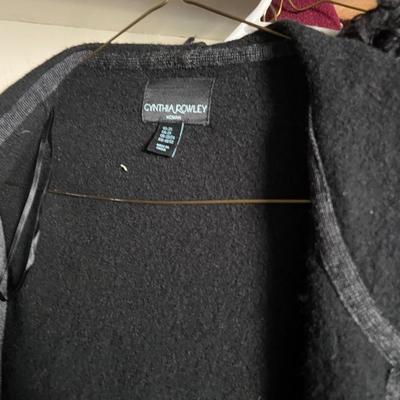Women’s Coat Lot Size L-XXL + 2 Hats