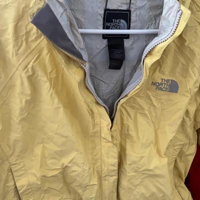 Women’s Coat Lot Size L-XXL + 2 Hats