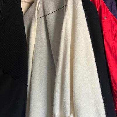 Women’s Coat Lot Size L-XXL + 2 Hats