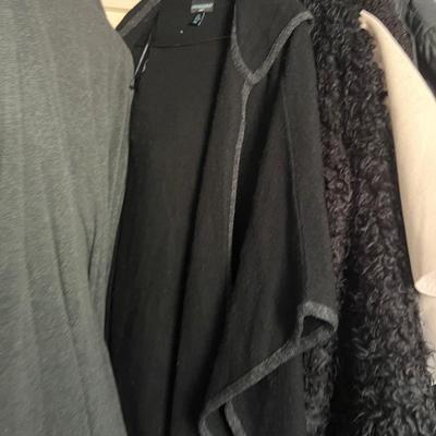 Women’s Coat Lot Size L-XXL + 2 Hats