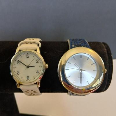 Set of 2 Quartz Fashion Watches – White & Blue Floral Cutout Bands