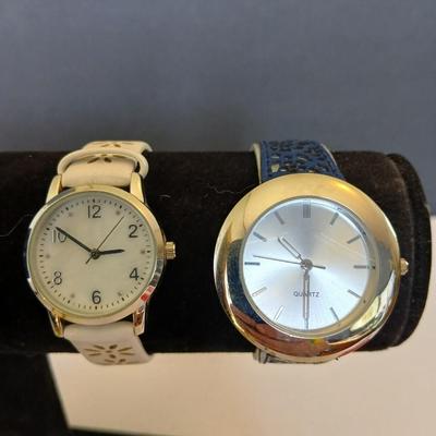 Set of 2 Quartz Fashion Watches – White & Blue Floral Cutout Bands