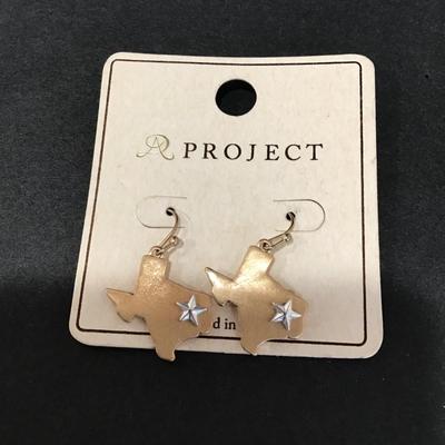 Super cute, brushed gold toned, Texas state dangle earrings
