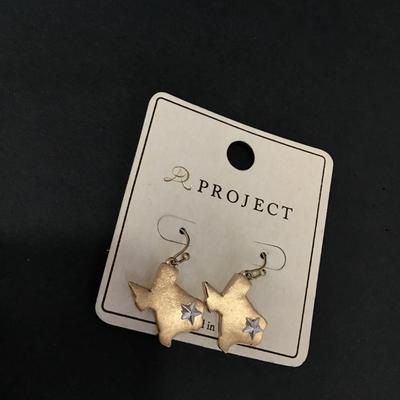 Super cute, brushed gold toned, Texas state dangle earrings
