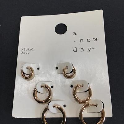 Gold tone hoop earring set