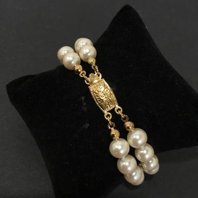 Beautiful very nice faux pearl beaded vintage bracelet