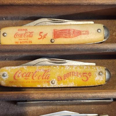 Lot Pocket Knives Bottle Can Openers in Shadow Box Printers Tray Coca-Cola, 7up, Buck , Swiss Army, Rheingold, Pabst, Falls City Beer
