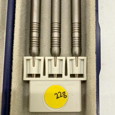 Sale Photo Thumbnail #546: Pub-style competition darts. Blue plastic case. In good condition.
