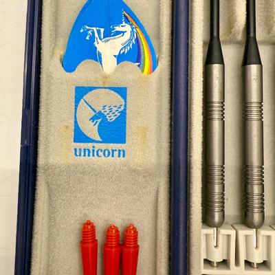 Sale Photo Thumbnail #547: Pub-style competition darts. Blue plastic case. In good condition.
