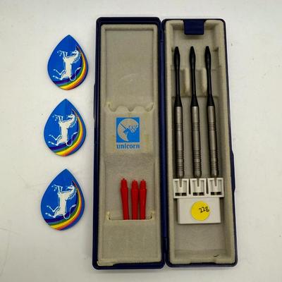 Sale Photo Thumbnail #548: Pub-style competition darts. Blue plastic case. In good condition.