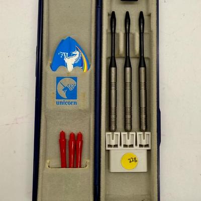 Sale Photo Thumbnail #545: Pub-style competition darts. Blue plastic case. In good condition.