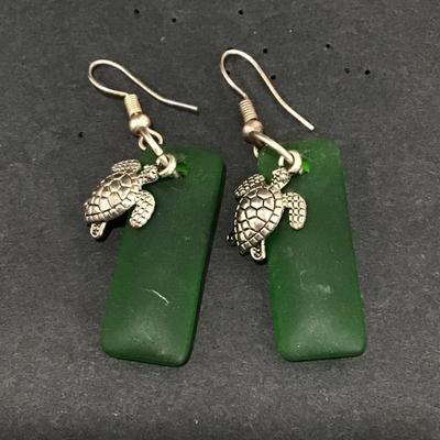 Super cute vintage, frosted Green glass and turtle earrings