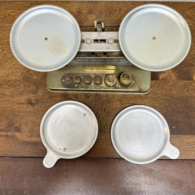 Sale Photo Thumbnail #564: Laboratory-style photography scale.  Tested, works as expected.  Includes the 6 weights as shown, plus the 2 removable round trays.