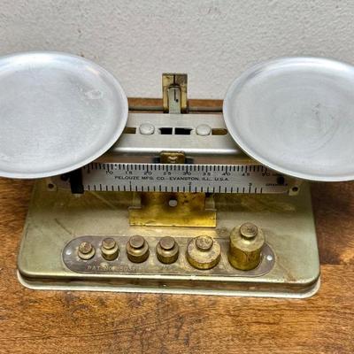 Sale Photo Thumbnail #562: Laboratory-style photography scale.  Tested, works as expected.  Includes the 6 weights as shown, plus the 2 removable round trays.