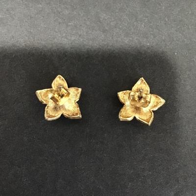 Cute Gold tone flower studded earrings very nice