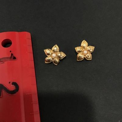Cute Gold tone flower studded earrings very nice