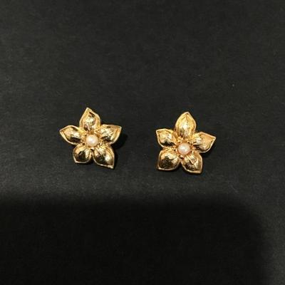 Cute Gold tone flower studded earrings very nice