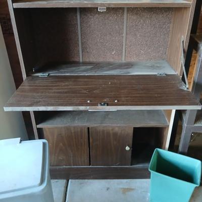 Garage Utility Lot – Shelving, Trash Bins & Storage