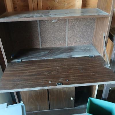 Garage Utility Lot – Shelving, Trash Bins & Storage