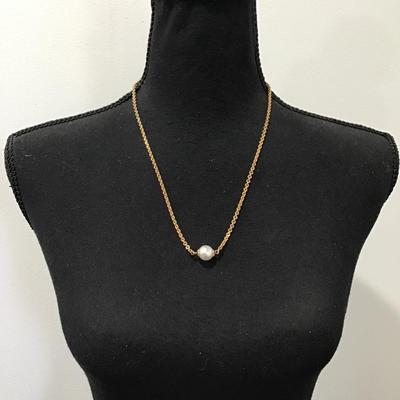 Very nice vintage, gold toned, faux, pearl necklace