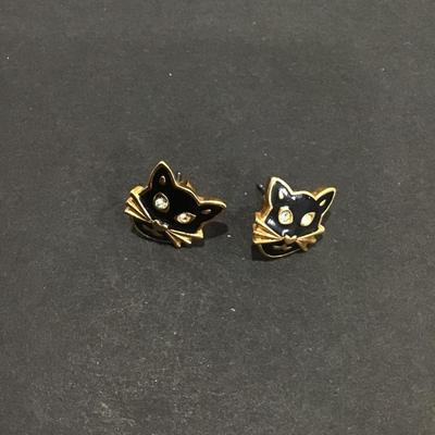 Gold tone cat stud earrings