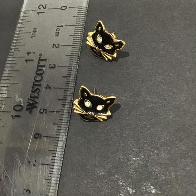 Gold tone cat stud earrings