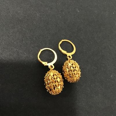 Really cool gold tone, egg dingle earrings