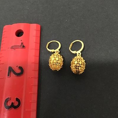 Really cool gold tone, egg dingle earrings