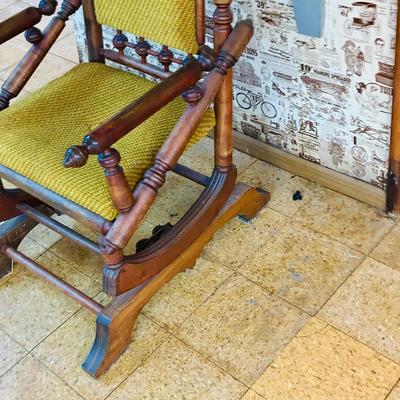 LOT 83: Antique/ Vintage Early American Spindle Rocking Chair