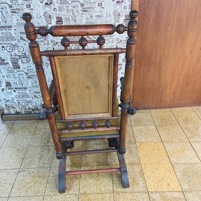 LOT 83: Antique/ Vintage Early American Spindle Rocking Chair