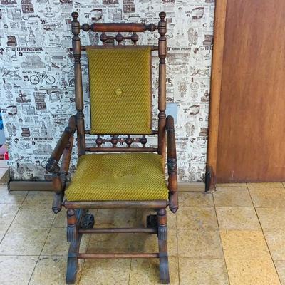 LOT 83: Antique/ Vintage Early American Spindle Rocking Chair