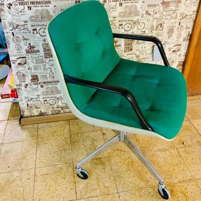 LOT 84: Vintage Mid-Century Pollock Knoll Style Executive Chair