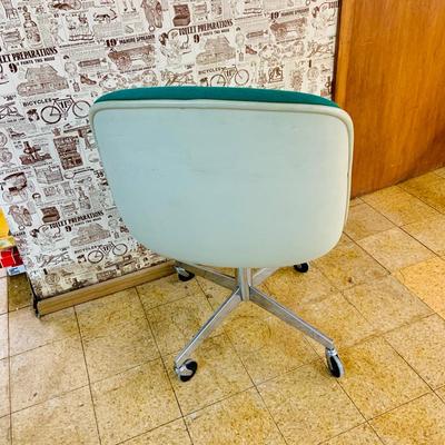 LOT 84: Vintage Mid-Century Pollock Knoll Style Executive Chair