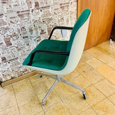 LOT 84: Vintage Mid-Century Pollock Knoll Style Executive Chair