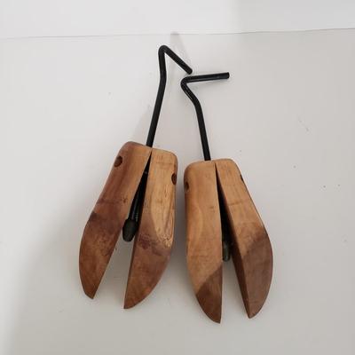LOT 122: Antique Primitive Clothesline Winder/Holder, Vintage Luggage Rack & Wooden Shoe Stretchers