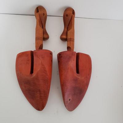 LOT 122: Antique Primitive Clothesline Winder/Holder, Vintage Luggage Rack & Wooden Shoe Stretchers