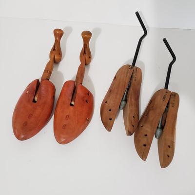 LOT 122: Antique Primitive Clothesline Winder/Holder, Vintage Luggage Rack & Wooden Shoe Stretchers
