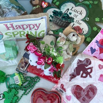 Holiday decor plus tote