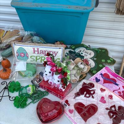 Holiday decor plus tote