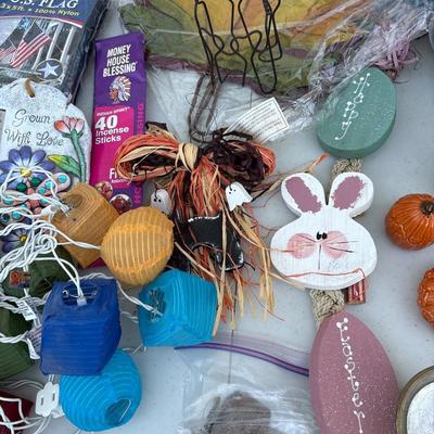 Holiday decor plus tote